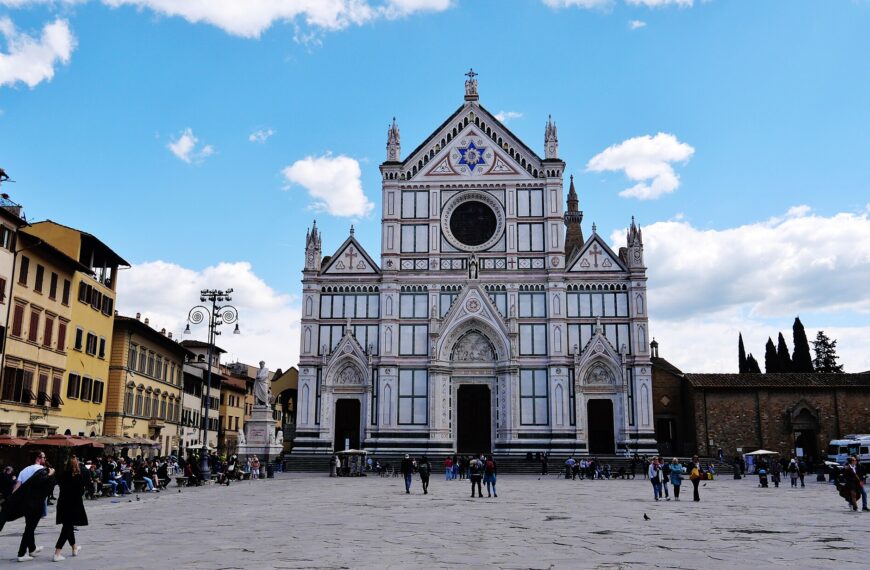 Facciata della Basilica di Santa Croce a Firenze con la statua di Dante in piazza