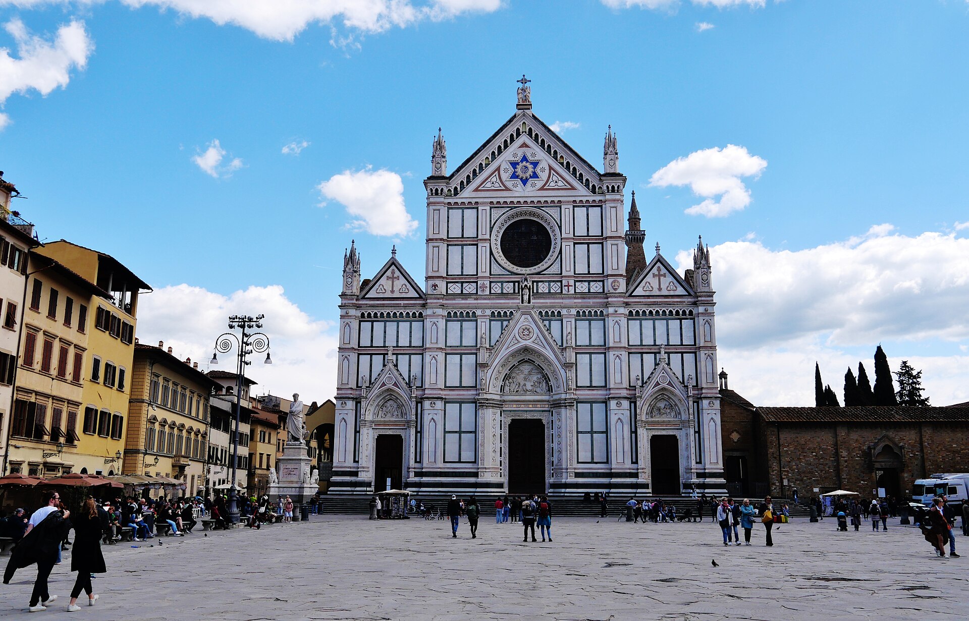 Facciata della Basilica di Santa Croce a Firenze con la statua di Dante in piazza